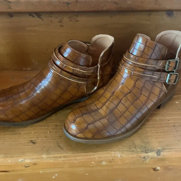 Croc-embossed Ankle Boot - Picture 3 of 5